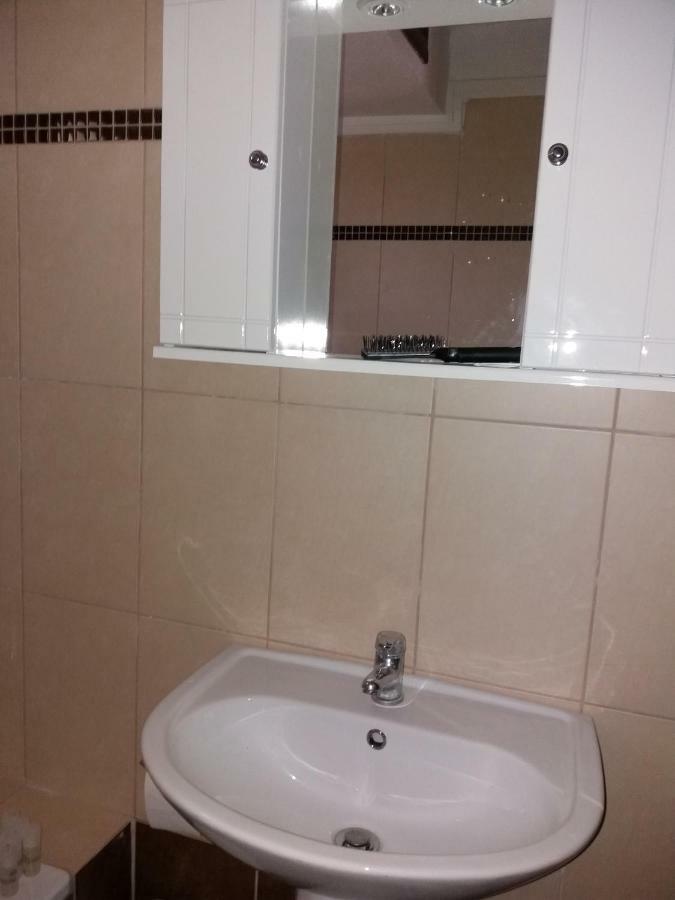 Jordan'S Appartment At 尼亚米卡尼奥纳 外观 照片